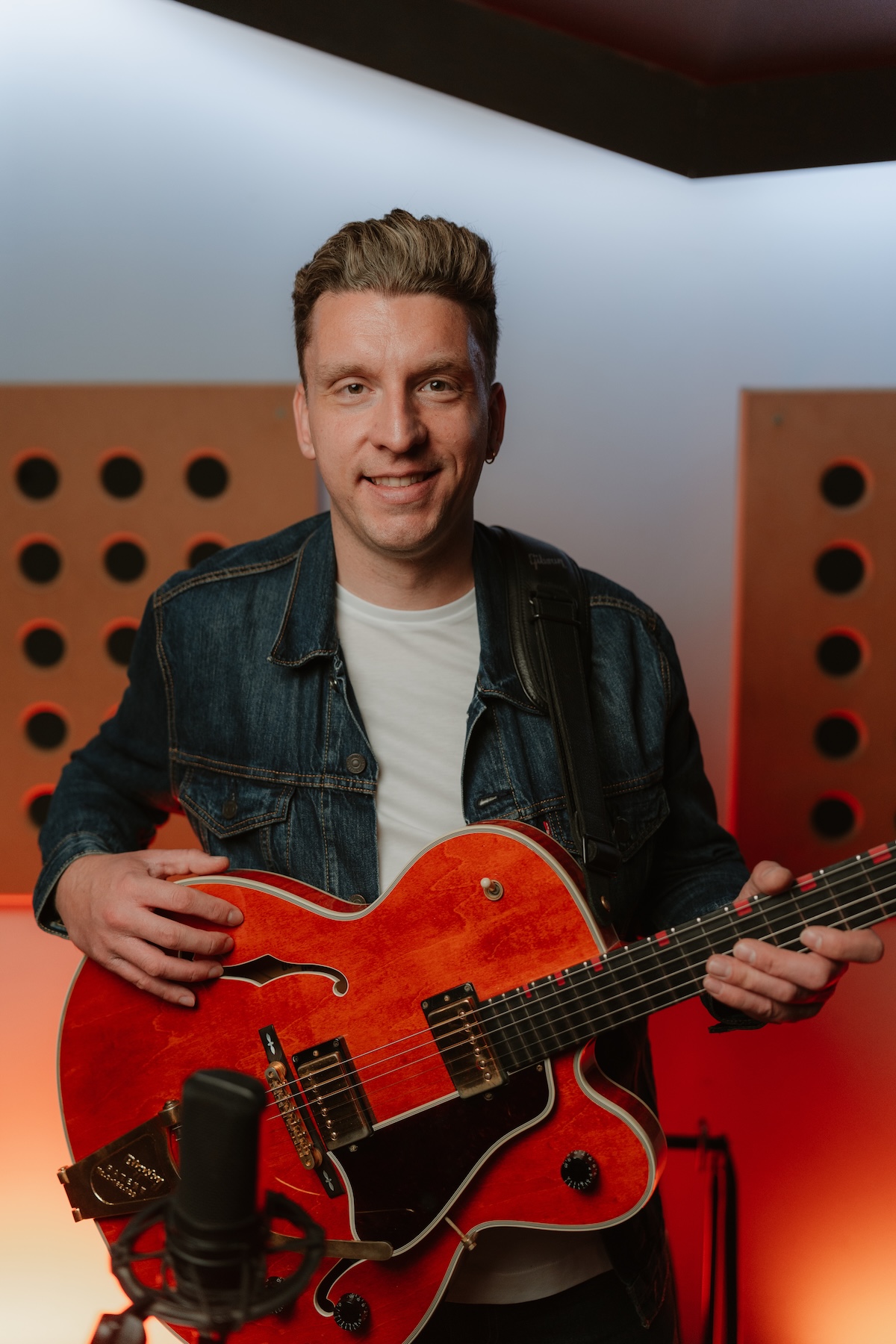 Solo acoustic format